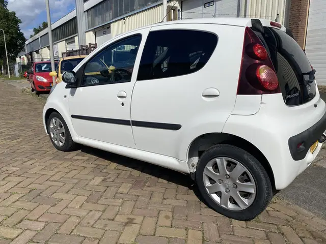 Peugeot 107 1.0 Active 2012 Benzine 4