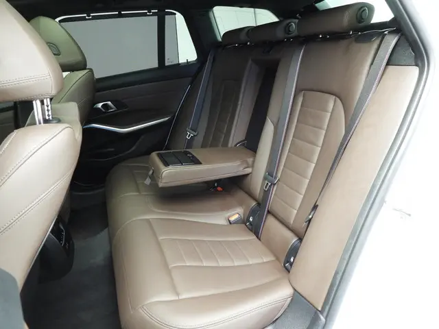 BMW 3 Serie Touring 330e 2024 Hybride Benzine 9