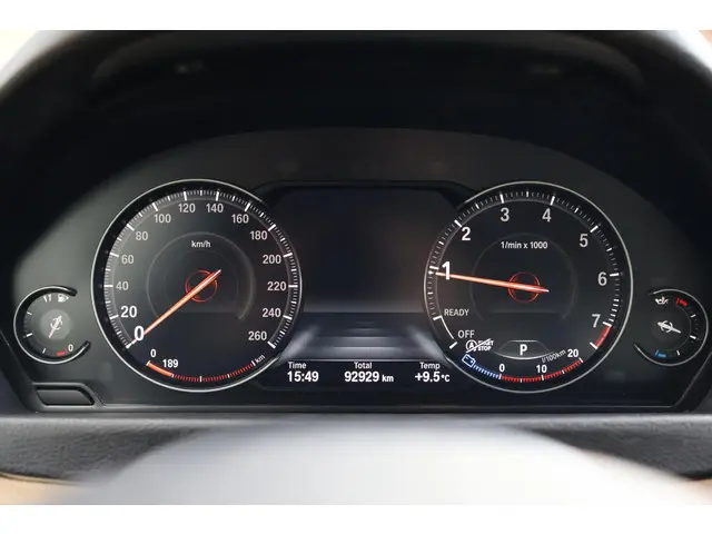 BMW 3 Serie 318i Luxury Edition 2019 Benzine 19