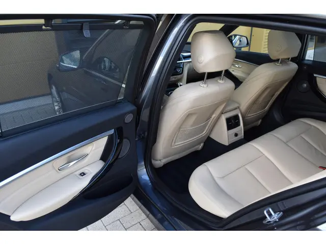 BMW 3 Serie Touring 320i Luxury Edition 2018 Benzine 13