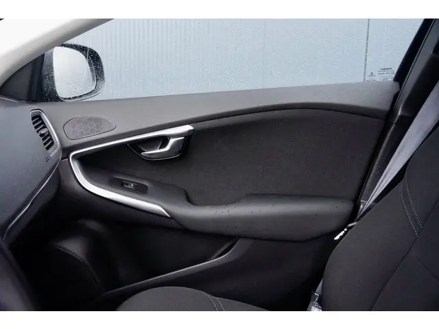 Volvo V40 2.0 T3 153 pk NORDIC BUSINESS 2018 Benzine 41