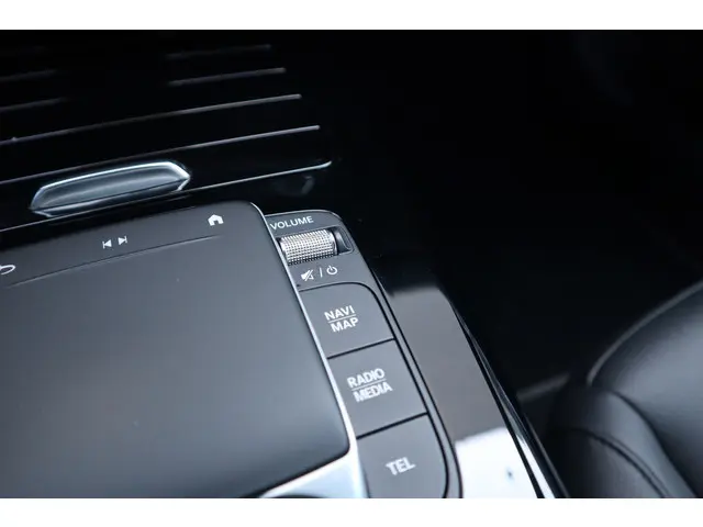 Mercedes-Benz A-Klasse 250 e Luxury 2021 Hybride Benzine 36