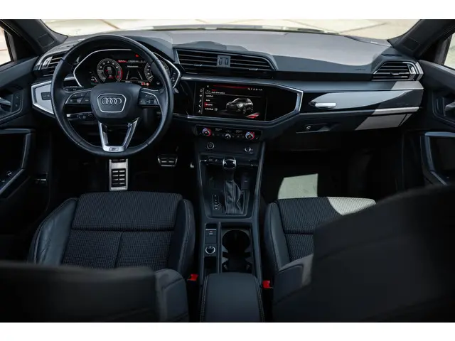 Audi Q3 45 TFSI e S edition 2022 Hybride Benzine 10