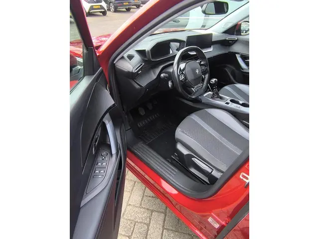 Peugeot 2008 1.2 PureTech Allure 2021 Benzine 35