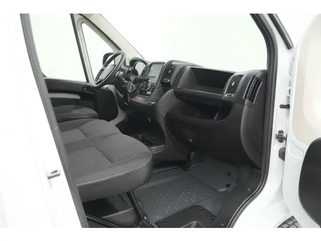 Citroën Jumper 2.2 BlueHDi 120 L2H2 3.0t 2023 Diesel 33