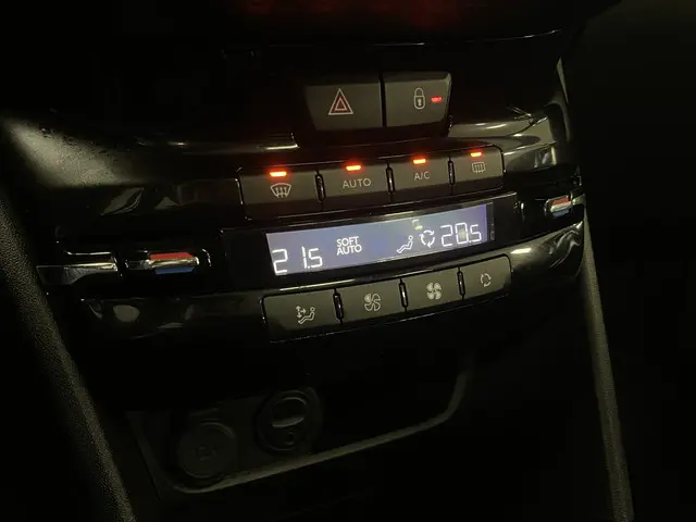 Peugeot 2008 1.2 PureTech Féline 2015 Benzine 16