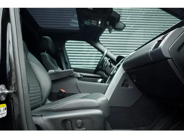 Land Rover Discovery 3.0 D250 R-Dynamic SE 2024 Diesel 28