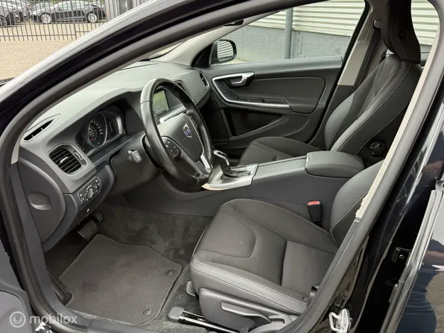 Volvo V60 1.6 T3 Momentum AUTOMAAT, TREKHAAK 2014 Benzine 10
