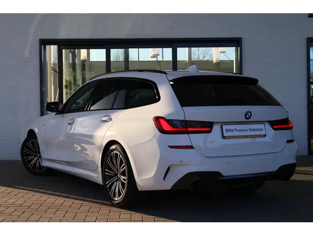 BMW 3 Serie Touring 318i Business Edition 2021 Benzine 2