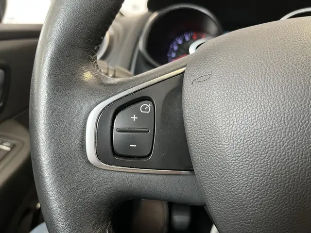 Renault Clio Estate 0.9 TCe Limited 2017 Benzine 24