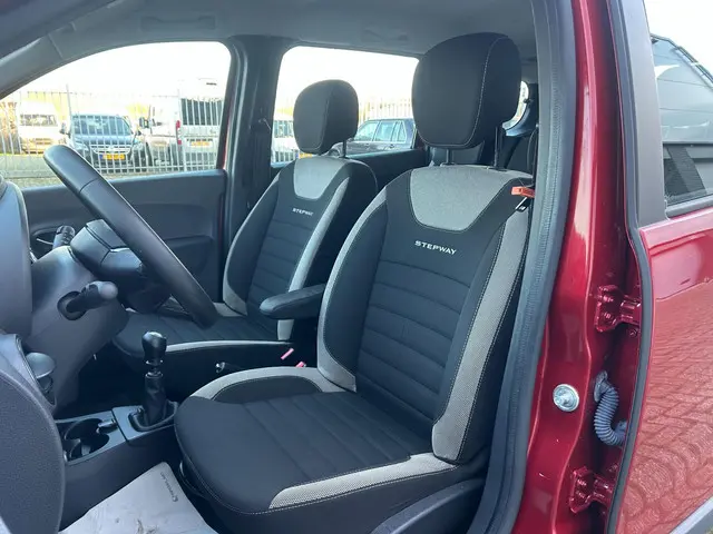 Dacia Lodgy 1.3 TCe Stepway 7p 2022 Benzine 7