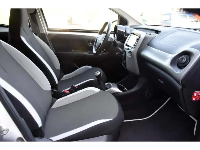 Toyota Aygo 1.0 VVT-i x-play 2016 Benzine 18