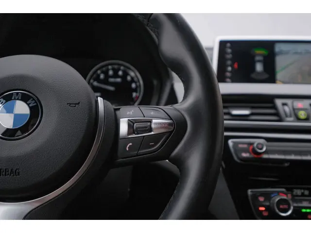 BMW X2 SDrive18i High Executive|Navi|Camera|18'' 2023 Benzine 18