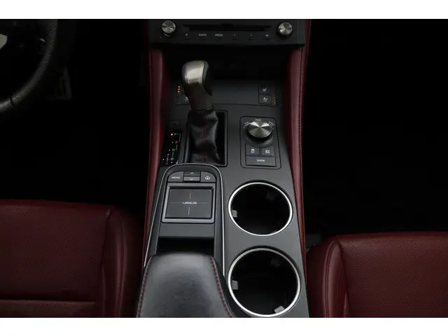 Lexus RC 300h F Sport Line 2016 Hybride Benzine 24