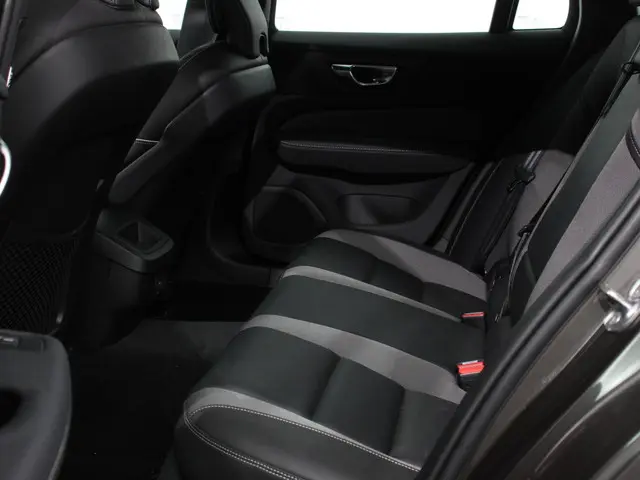 Volvo V60 2.0 B4 R-Design 2022 Benzine 9