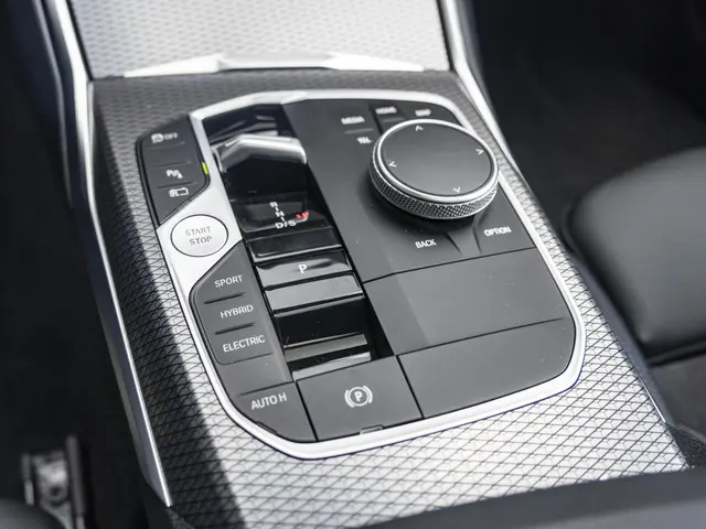 BMW 3 Serie Sedan 330e 2023 Hybride Benzine 25