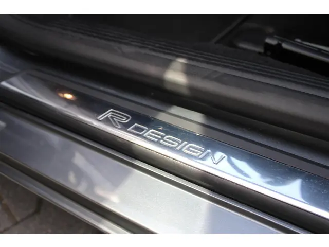 Volvo V40 2.0 T4 R-Design|Heico|Automaat| 2017 Benzine 18