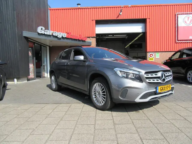 Mercedes-Benz GLA 180 Business Solution AMG 2018 Benzine 2