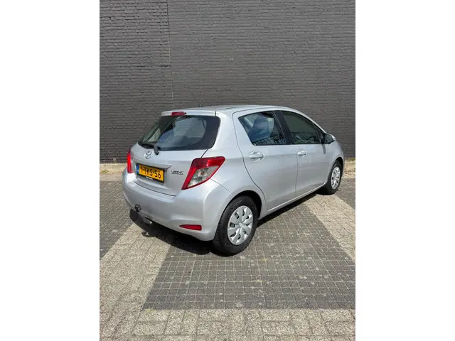 Toyota Yaris 1.0 Vvt-i 5-DRS 2014 Grijs 2014 Benzine 5