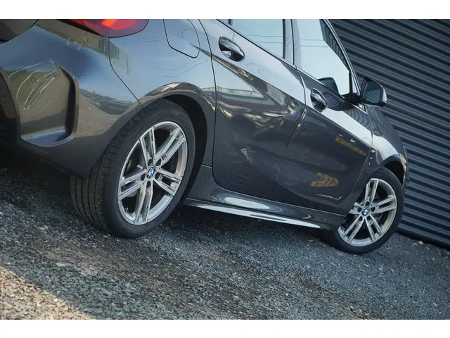 BMW 1 Serie 118i High Executive 2021 Benzine 23