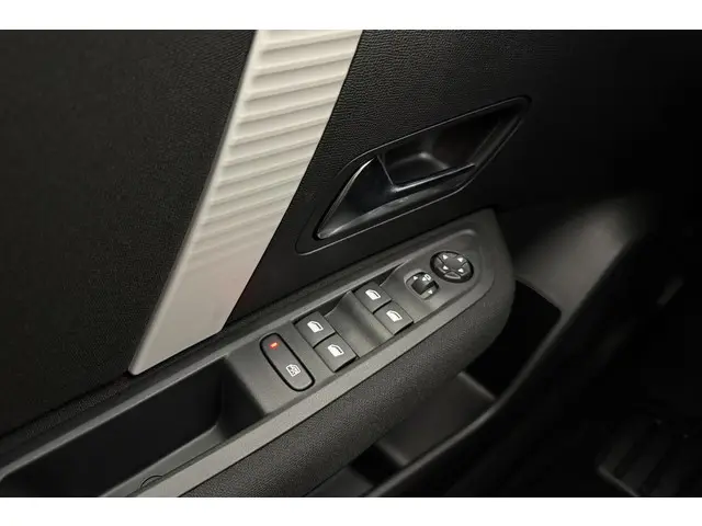 Citroën C4 Hybrid 145pk Plus 2025 Hybride Benzine 17