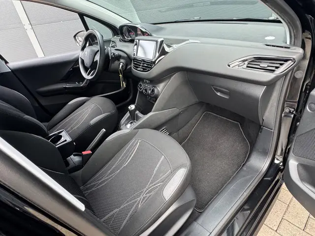Peugeot 208 1.2 e-VTi Automaat / Nap / 5 Deurs 2014 Benzine 16