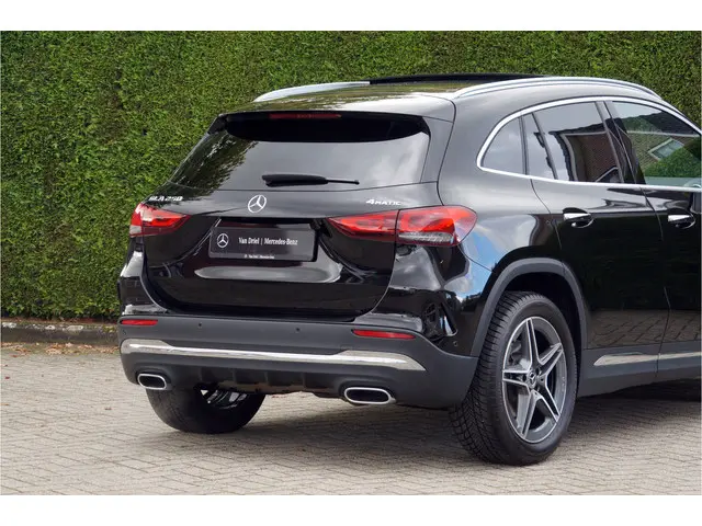 Mercedes-Benz GLA GLA 250 4M AMG Line 2020 Benzine 24