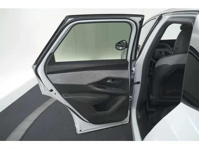 Peugeot 3008 1.2 Hybrid 136 GT 2024 Hybride Benzine 61