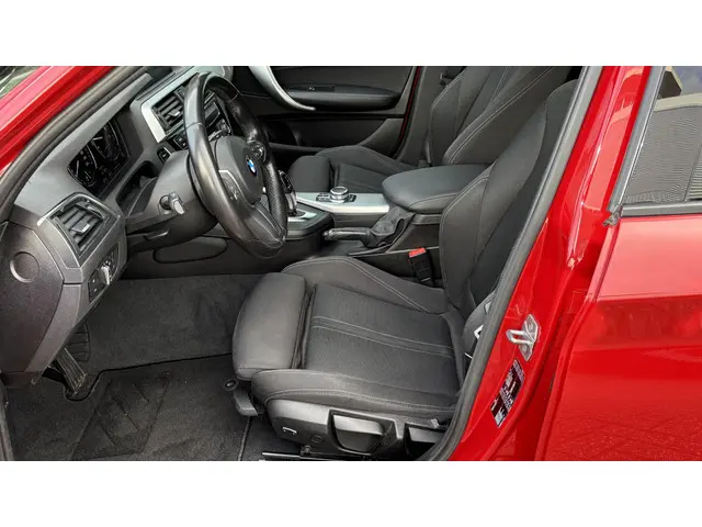 BMW 1 Serie 118i Executive 2018 Benzine 17