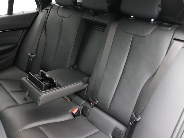 BMW 3 Serie Touring 318i 2019 Benzine 27