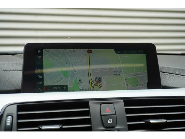 BMW 3 Serie Touring 320i 2018 Benzine 16