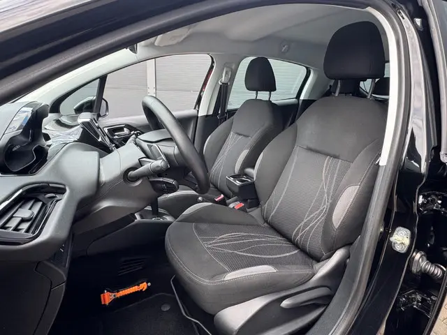 Peugeot 208 1.2 e-VTi Automaat / Nap / 5 Deurs 2014 Benzine 6