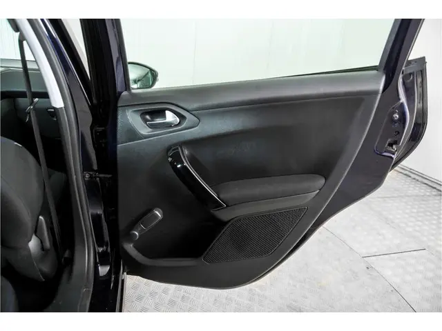 Peugeot 208 1.2 PureTech Signature 2019 Benzine 37