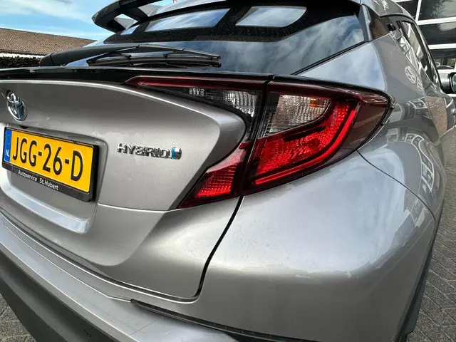 Toyota C-HR 1.8 Hybrid Executive 2022 Hybride Benzine 24