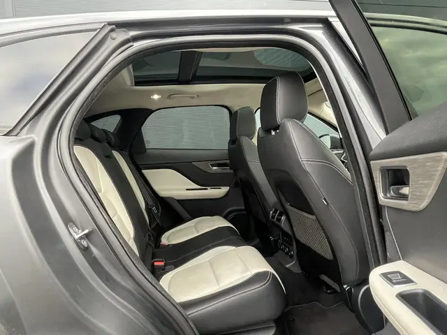Jaguar F-PACE 30T Portfolio R-Sport AWD 2018 Benzine 8