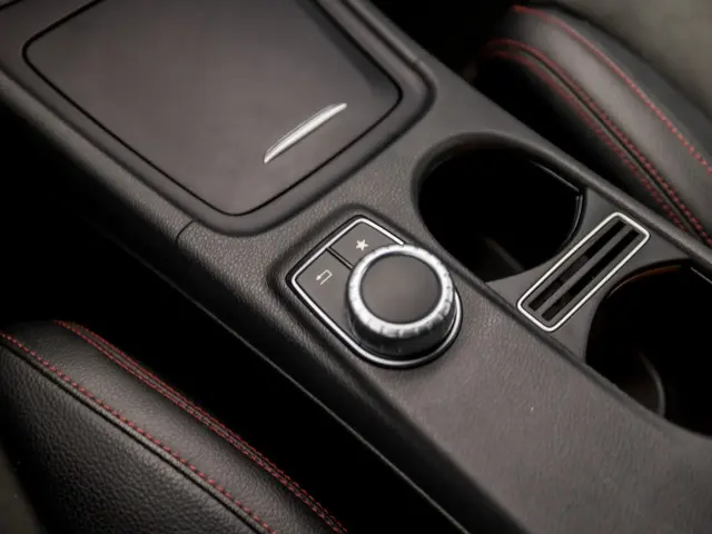 Mercedes-Benz GLA 200 AMG Sport 2015 Benzine 25