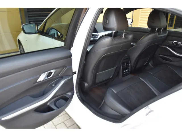 BMW 3 Serie 320i Executive Edition 2019 Benzine 25