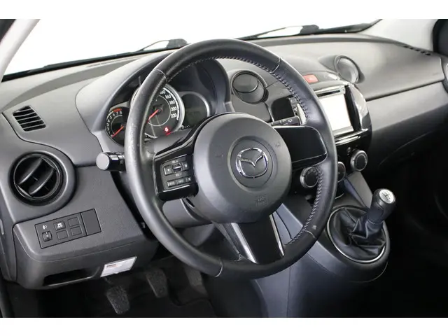 Mazda 2 3