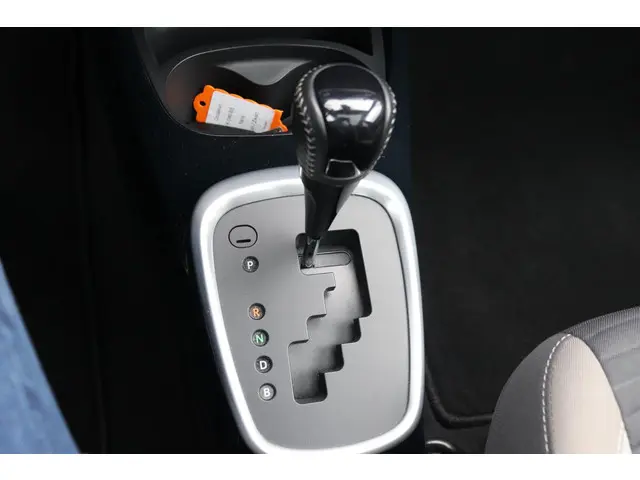 Toyota Yaris 1.5 Hybrid Bi-Tone, 2017 Hybride Benzine 31