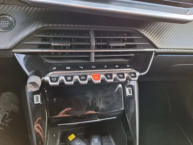 Peugeot 2008 1.2 PureTech GT 130pk TREKHAAK 2021 Benzine 14