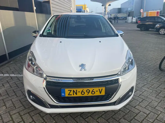 Peugeot 208 1.2 PureTech Signature 2019 Benzine 19
