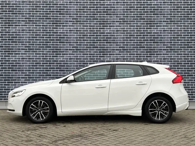 Volvo V40 T2 Nordic+ 2017 Benzine 4