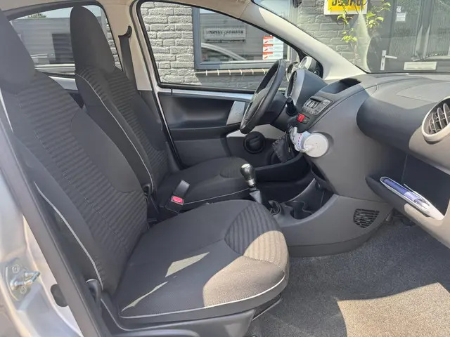 Peugeot 107 1.0 Envy 2013 Benzine 10