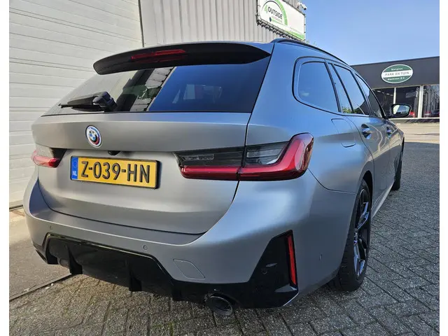 BMW 3 Serie Touring 330e 2022 Hybride Benzine 8