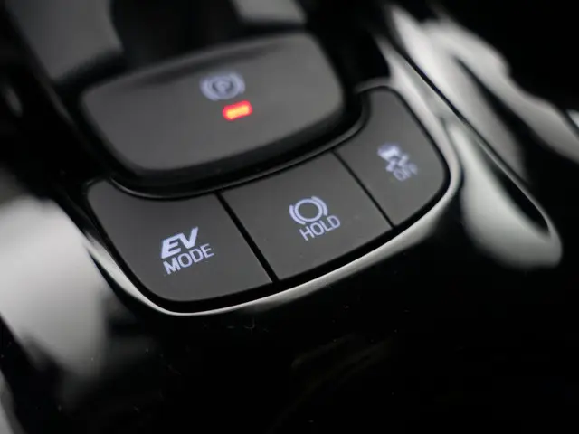 Toyota C-HR 1.8 Hybrid Dynamic Aut- 2023 Hybride Benzine 12