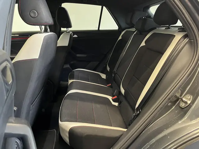 Volkswagen T-Roc 1.5 TSI 150pk DSG R-line 2018 Benzine 31