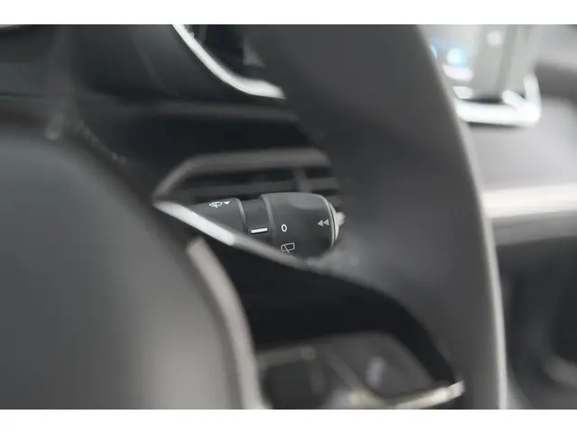 Peugeot 2008 PureTech 130 Active 2023 Benzine 33