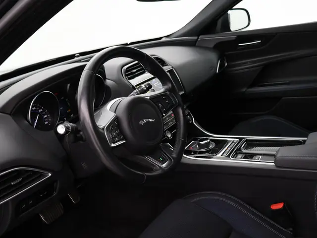 Jaguar XE 2.0T 200 PK AUT. R-SPORT *59.280 KM* 2019 Benzine 32