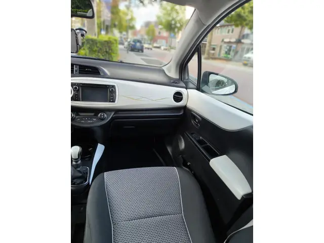 Toyota Yaris 1.3 VVT-i Aspiration 2013 Benzine 16