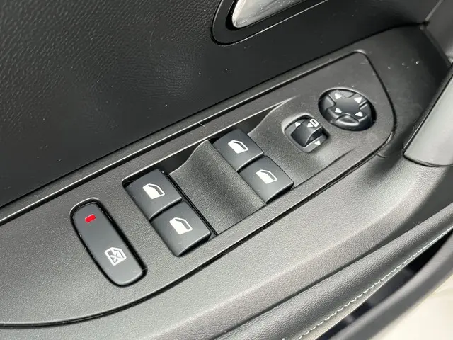 Peugeot 2008 PureTech 100 Allure Pack 2022 Benzine 24